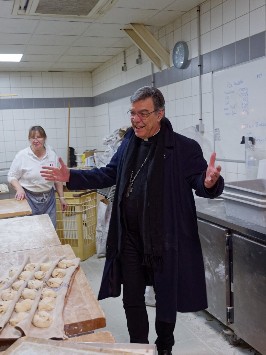 Préparation des petits pains de sainte Geneviève. Visite de Mgr Michel Aupetit, archevêque de Paris. © Yannick Boschat / Diocèse de Paris.