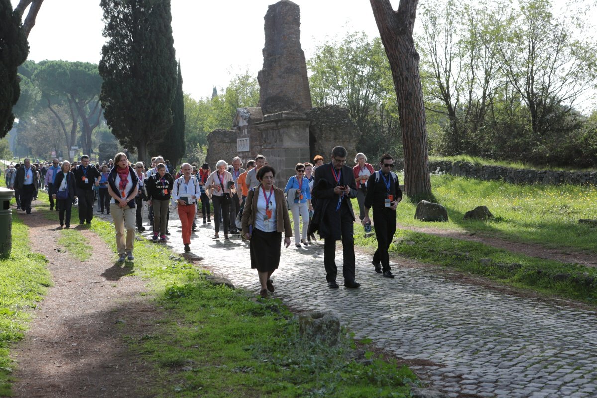 Marche sur la via Appia, celle qu'empruntèrent saint Paul et saint (…). © Yannick Boschat / Diocèse de Paris.