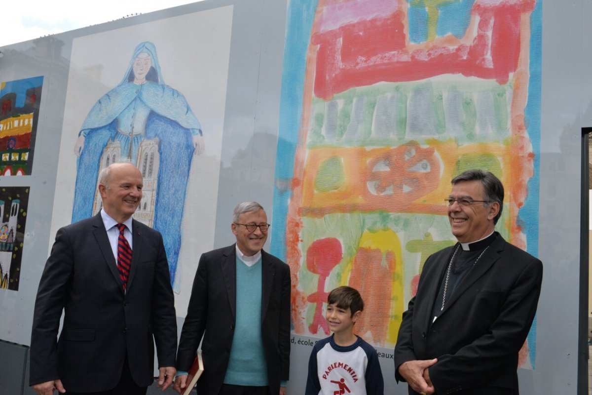 Inauguration de l'exposition de dessins au pied de la cathédrale. © Marie-Christine Bertin / Diocèse de Paris.