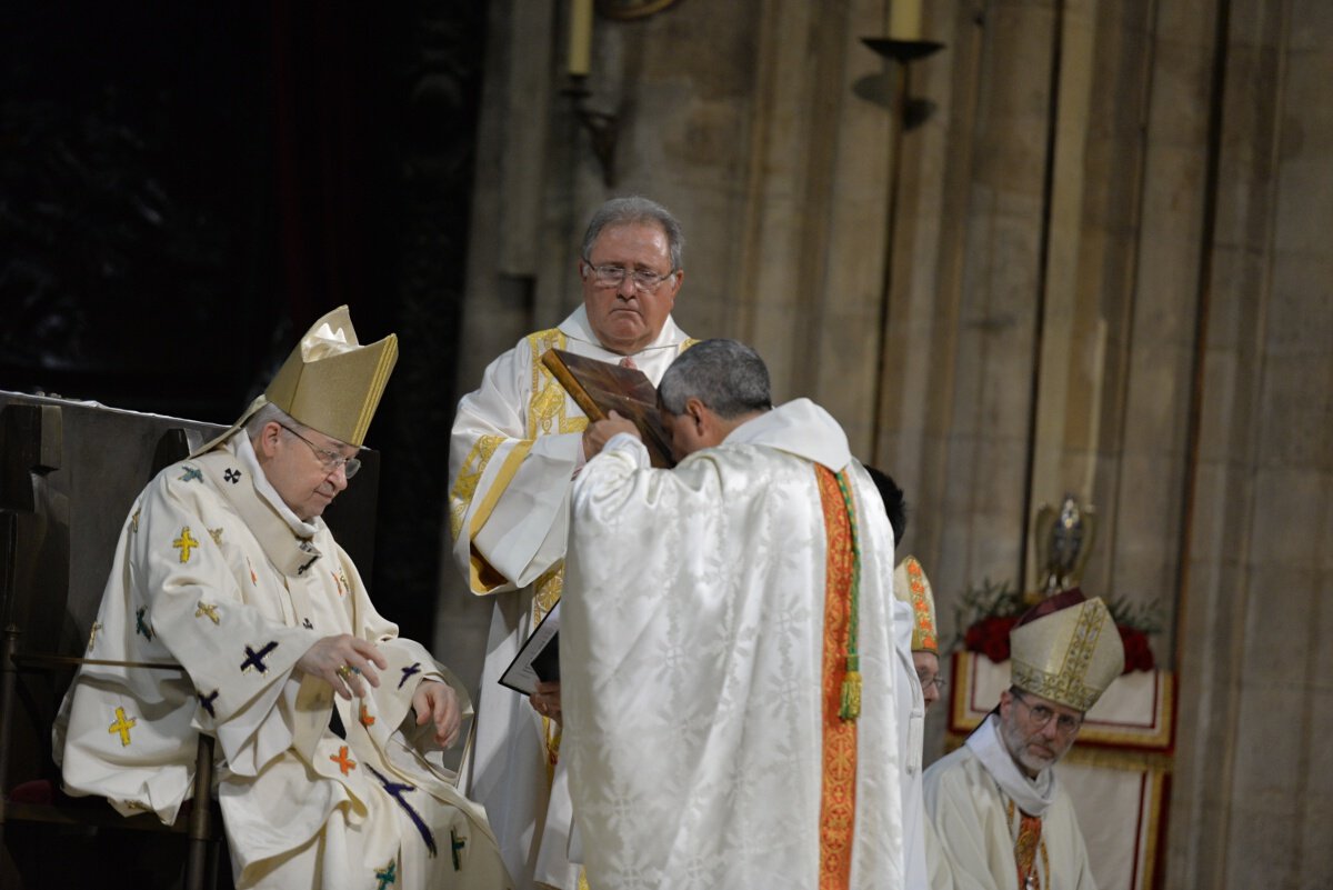 Remise de l'Évangéliaire. © Marie-Christine Bertin / Diocèse de Paris.