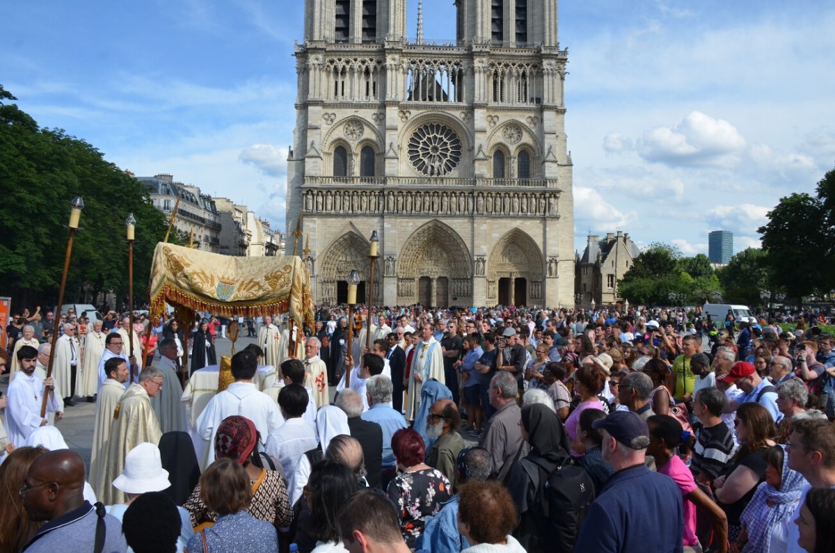 Procession à Notre-Dame de Paris. © Michel Pourny / Diocèse de Paris.