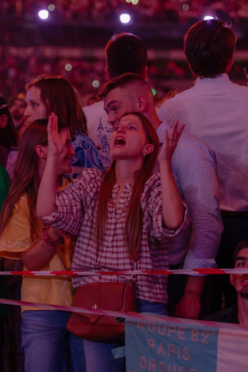 Jeunes en prière durant la veillée avec le Pape au Stade de France le 25 (…). © Gabriel Laroche / Diocèse de Paris.