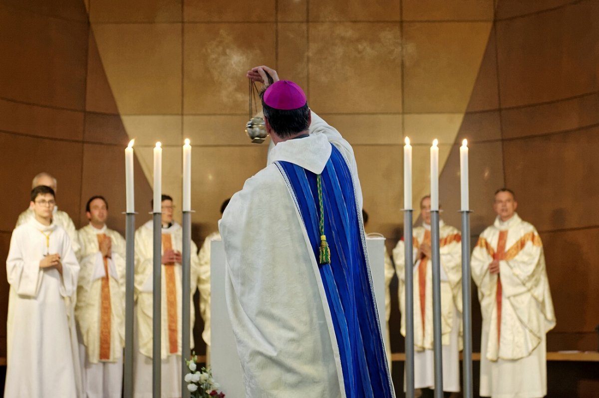 Encensement de l'autel. © Trung Hieu Do / Diocèse de Paris.