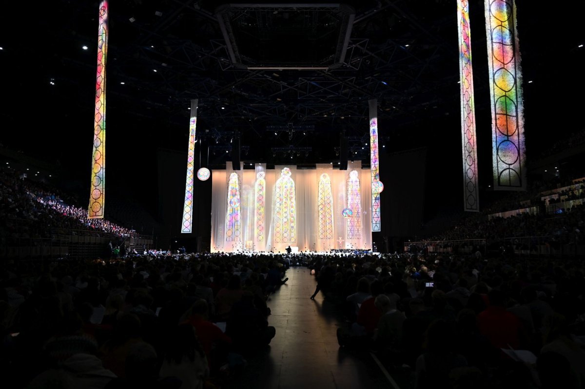 Prière du soir à l'Accor Arena à Bercy. © Marie-Christine Bertin / Diocèse de Paris.