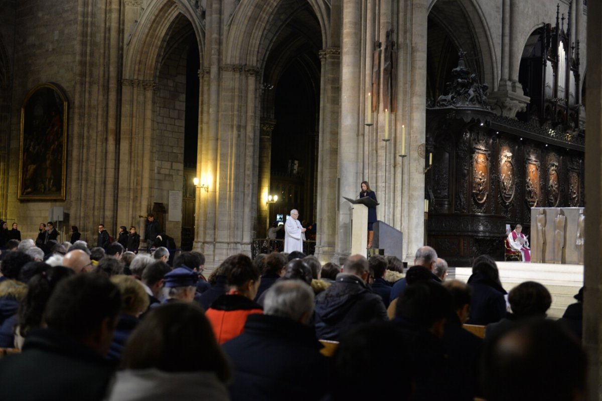 Lecture d'un texte de la Bible. © Marie-Christine Bertin / Diocèse de Paris.