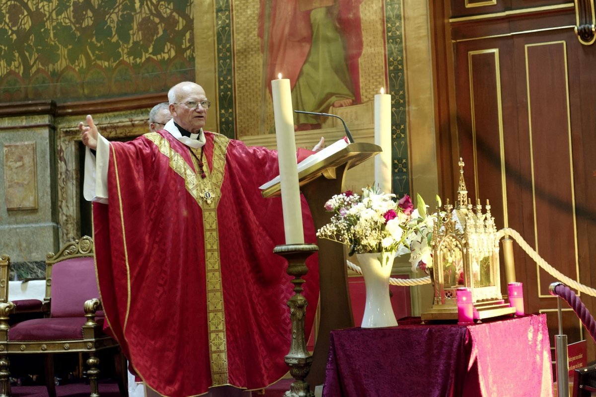 Vénération des reliques du bienheureux Vladimir Ghika à Saint-Louis d'Antin. © Trung Hieu Do / Diocèse de Paris.