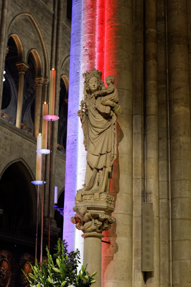 Statue Notre Dame de Paris. Lors de la messe à l'intention des victimes et de leurs proches et à l'intention de la France du 15 novembre 2015. © Yannick Boschat / Diocèse de Paris.