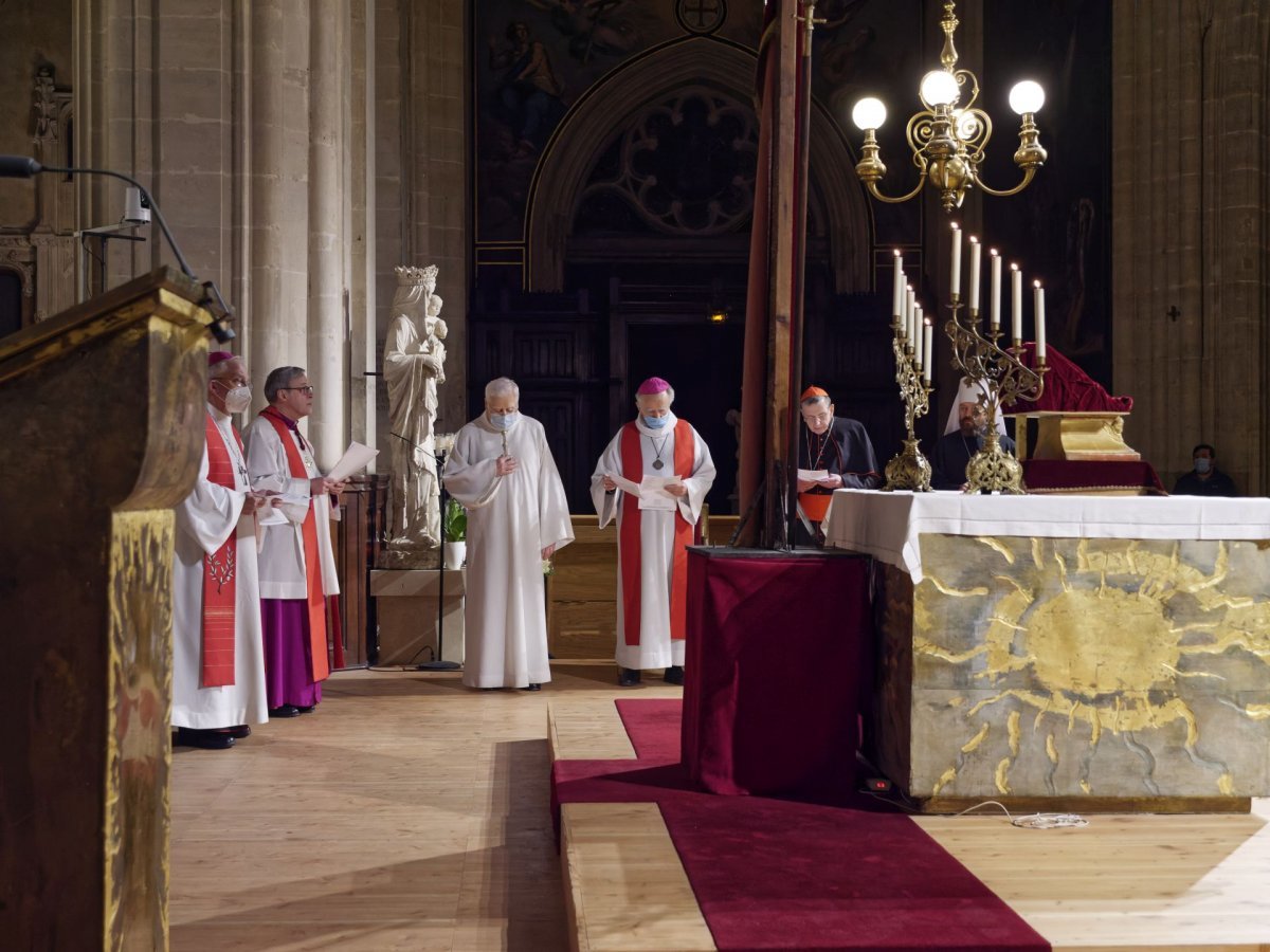 Ostention de la sainte couronne d'épines. © Yannick Boschat / Diocèse de Paris.