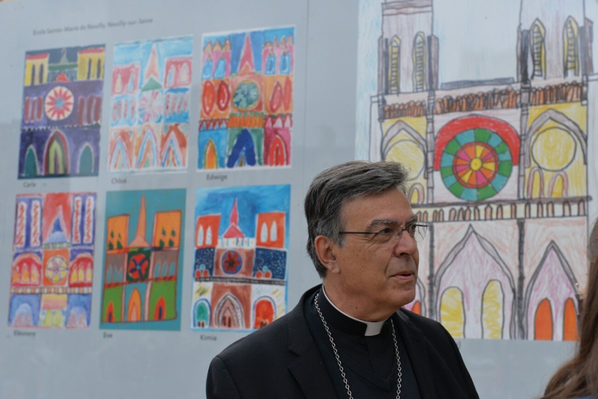 Inauguration de l'exposition de dessins au pied de la cathédrale. © Marie-Christine Bertin / Diocèse de Paris.