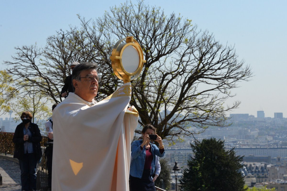 Bénédiction du Saint-Sacrement sur la ville. © Marie-Christine Bertin.