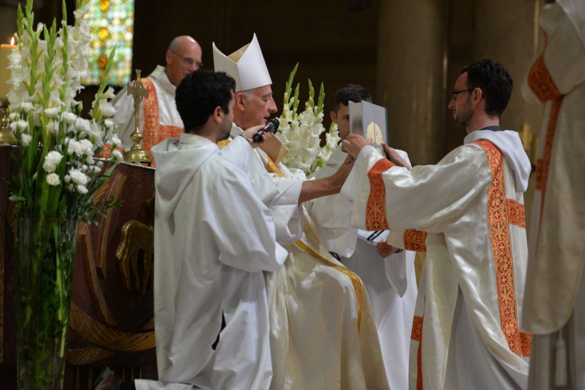 Ordinations diaconales en vue du sacerdoce à Saint-Ferdinand des Ternes (17e). © Marie-Christine Bertin / Diocèse de Paris.