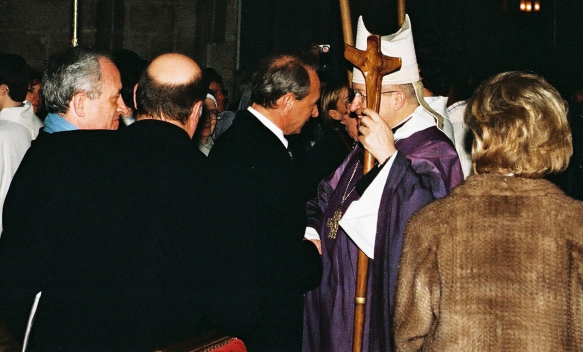 Fin de la célébration. Le Maire de Paris, M. Bertrand Delanoë, a assisté à toute la célébration, ainsi que d'autres personnalités. © D. R..