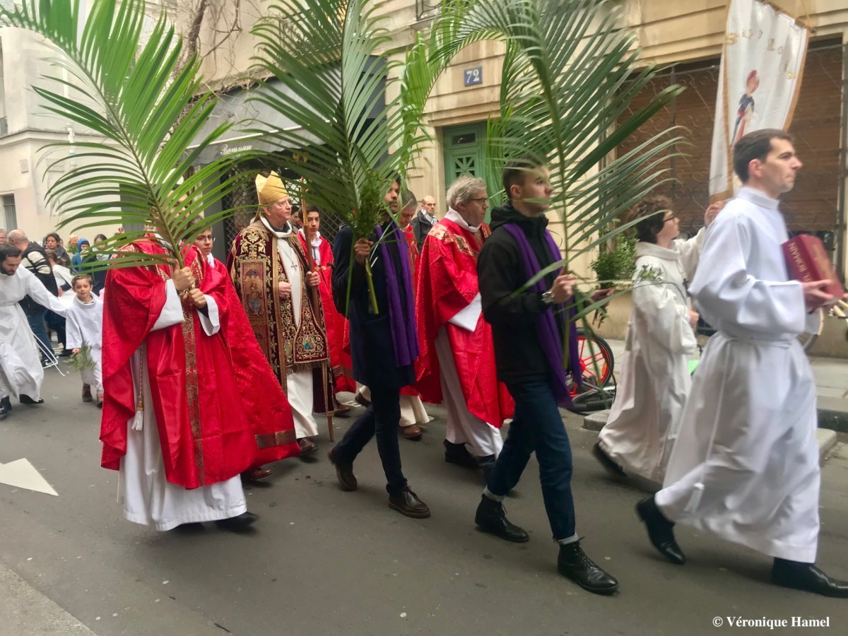 Rassemblement sur le parvis de la cathédrale Notre-Dame et bénédiction des (…). Dimanche des Rameaux 2 avril 2023 © Véronique Hamel.