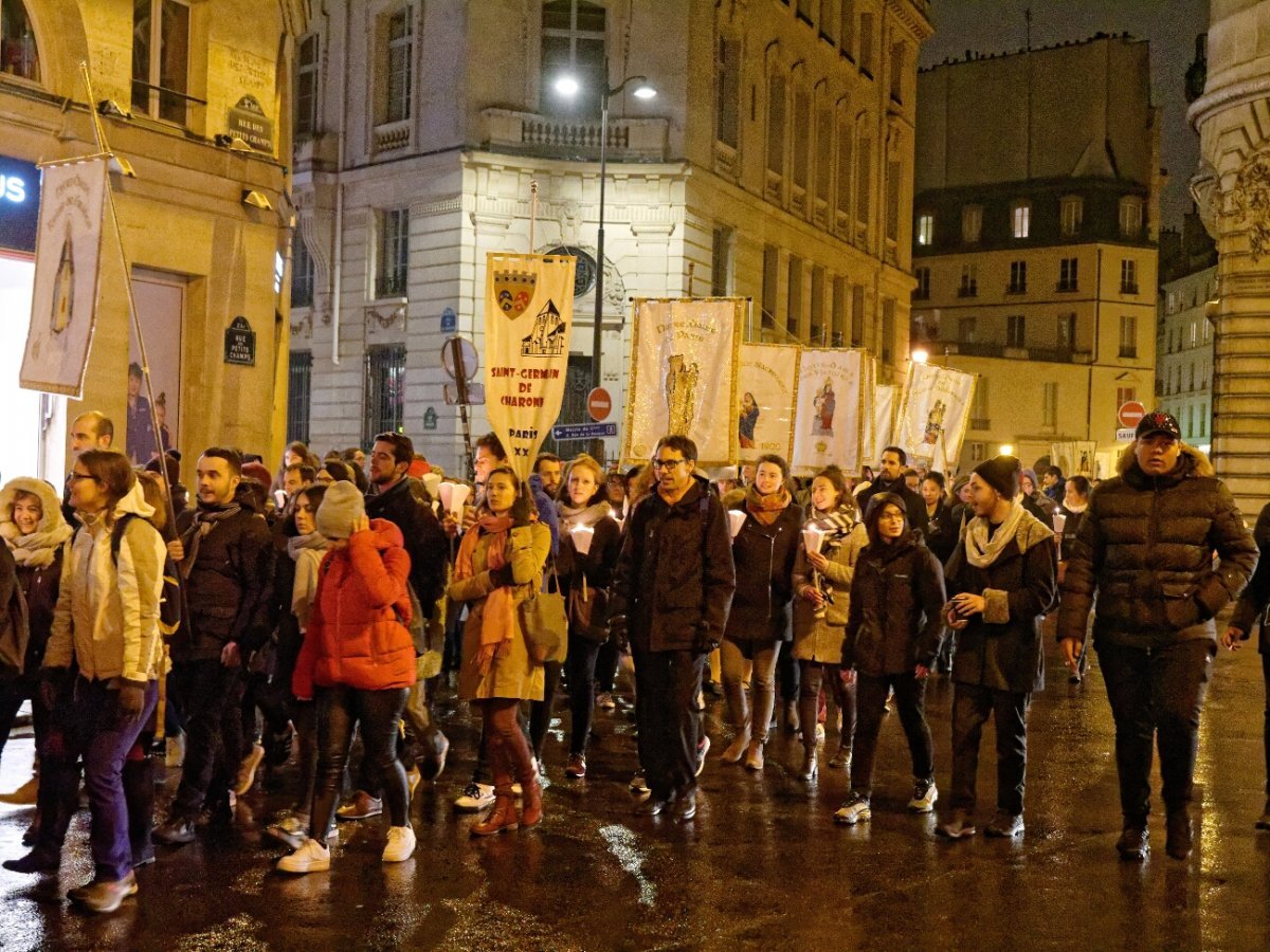 Procession Mariale, halte à Notre-Dame des Victoires. © Yannick Boschat / Diocèse de Paris.