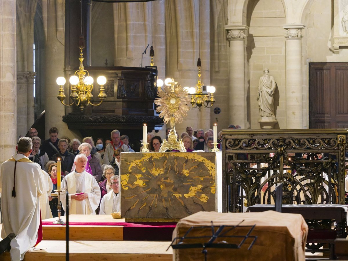 Veillée de prière pour la vie 2024. Adoration du Saint Sacrement. © Yannick Boschat / Diocèse de Paris.