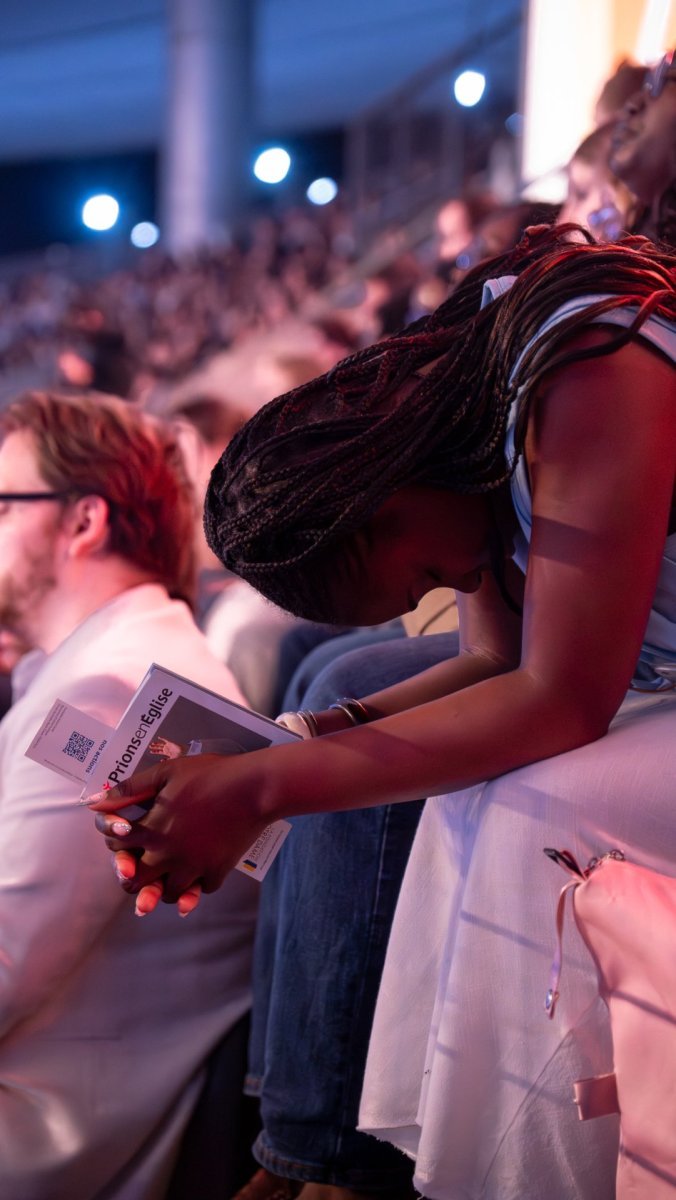 Jeunes en prière durant la veillée avec le Pape au Stade de France le 25 (…). © Martin Prevost / Diocèse de Paris.