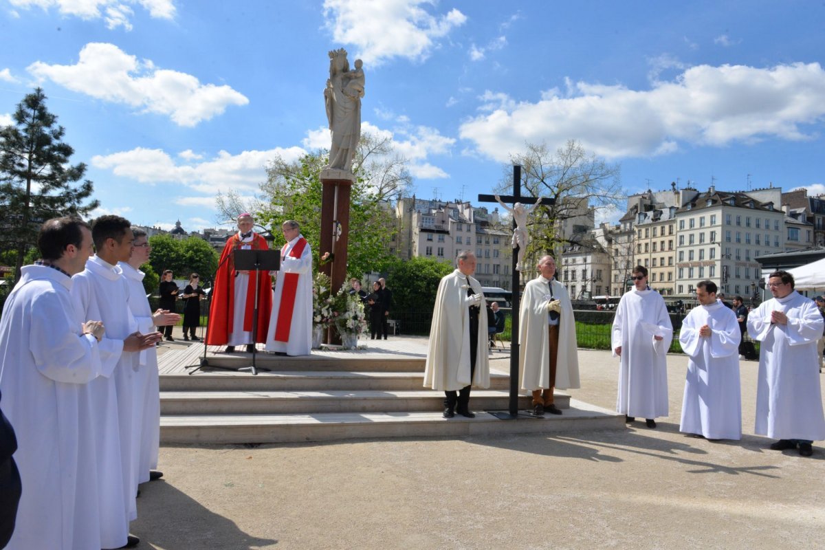 Méditation au pied de la croix avec Charles de Foucauld. © Marie-Christine Bertin / Diocèse de Paris.