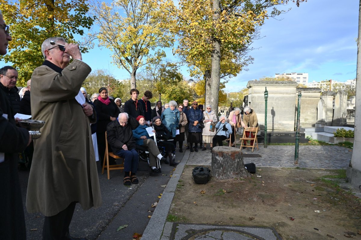 Prière pour les prêtres défunts au cimetière Montparnasse 2025. © Marie-Christine Bertin / Diocèse de Paris.