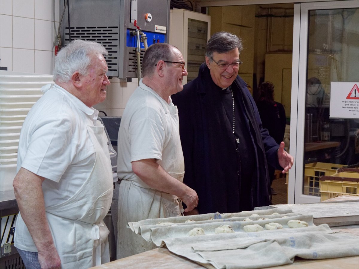 Préparation des petits pains de sainte Geneviève. Visite de Mgr Michel Aupetit, archevêque de Paris. © Yannick Boschat / Diocèse de Paris.