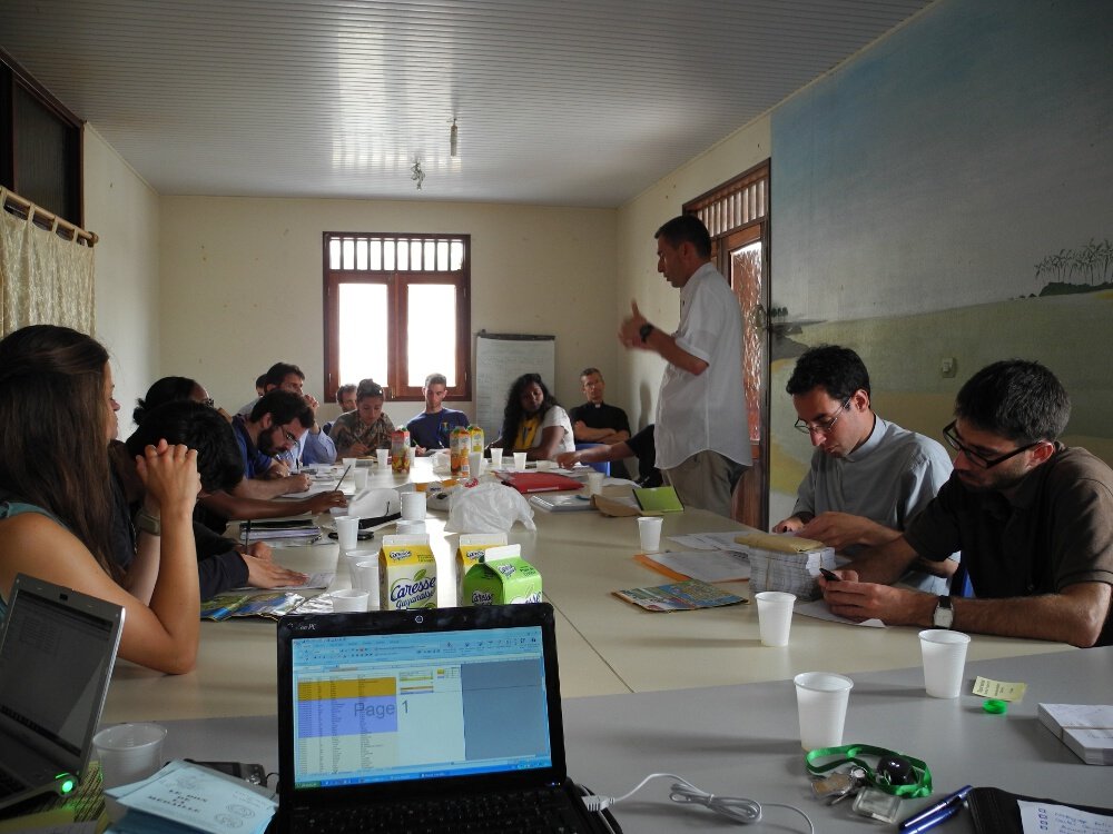 Réunion avec les responsables de groupe et les aumôniers. © © Marie-Christine Bertin / Diocèse de Paris.