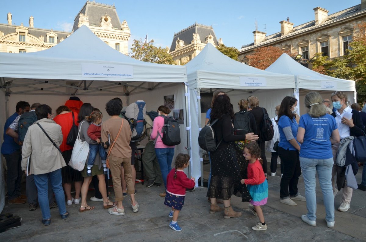 Rebâtir Notre-Dame : village des métiers sur le parvis de la cathédrale. © Michel Pourny / Diocèse de Paris.