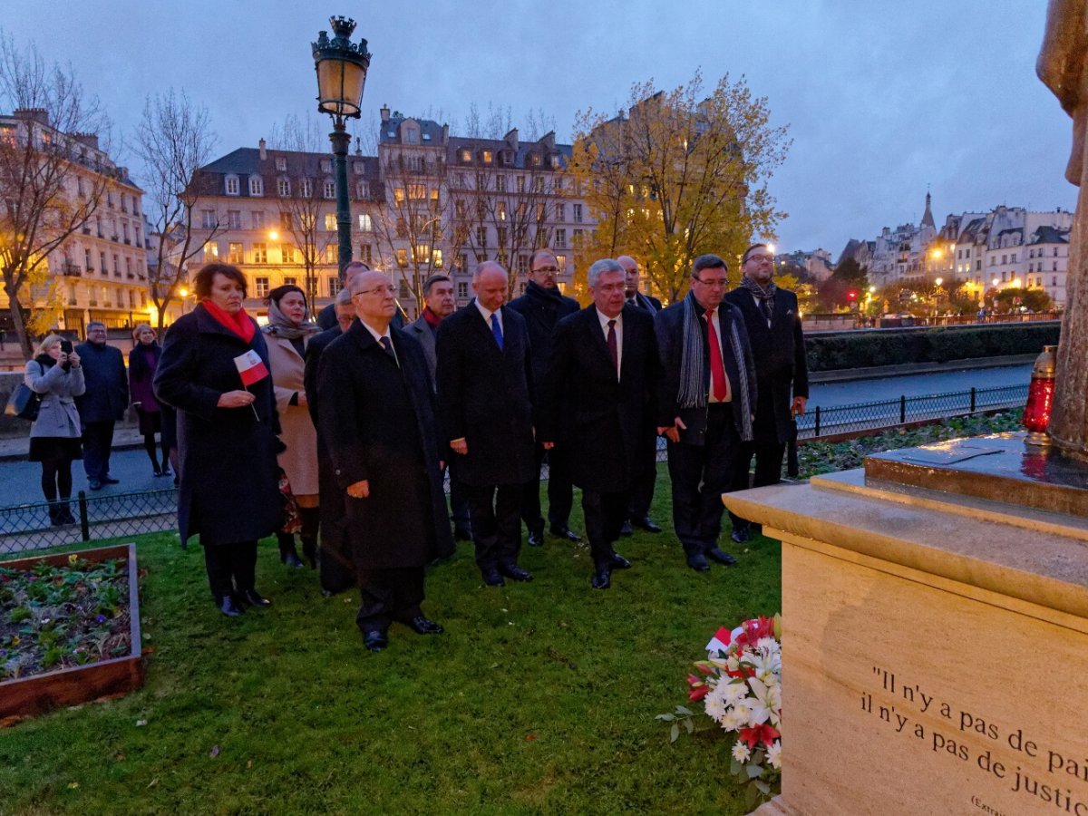 Dépôt d'une gerbe devant la statue de saint Jean-Paul II. © Yannick Boschat / Diocèse de Paris.