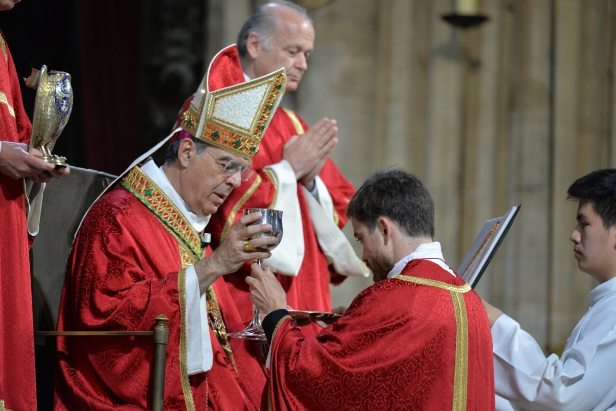 L'archevêque remet le calice et la patène aux nouveaux prêtres. © Marie-Christine Bertin / Diocèse de Paris.