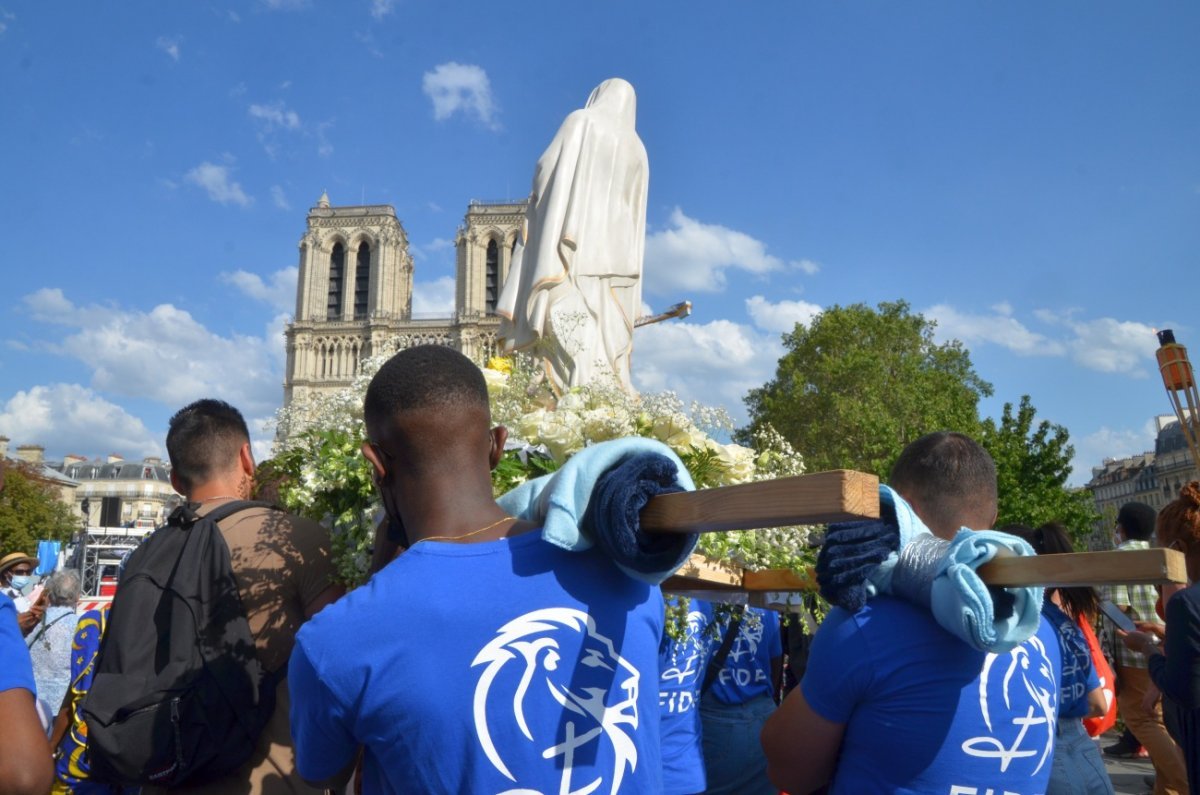 Fête de l'Assomption de la Vierge Marie : procession dans Paris. © Michel Pourny / Diocèse de Paris.