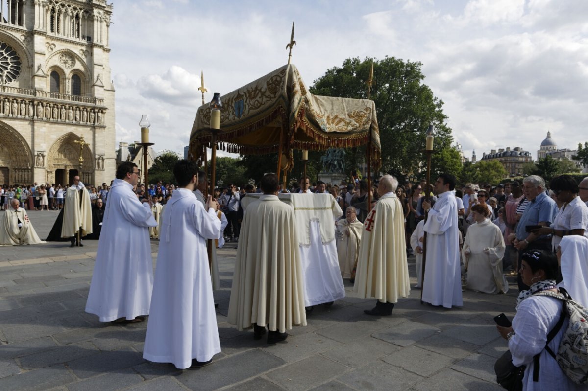 Procession à Notre-Dame de Paris. © Yannick Boschat / Diocèse de Paris.