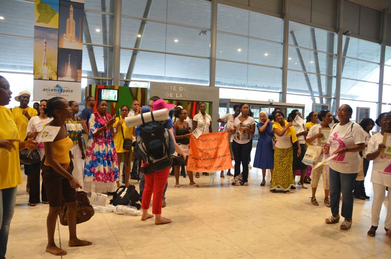 Comité d'accueil à l'aéroport de Cayenne. © © Marie-Christine Bertin / Diocèse de Paris.