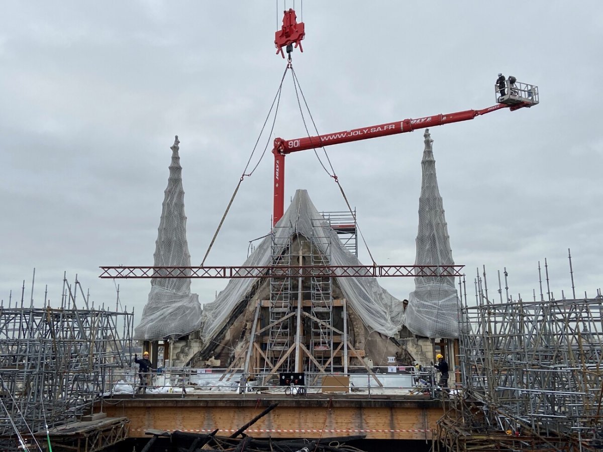 Dépose du dernier niveau de poutres de ceinturage. 12 novembre 2020 © Didier Cuiset / Europe Echafaudage.