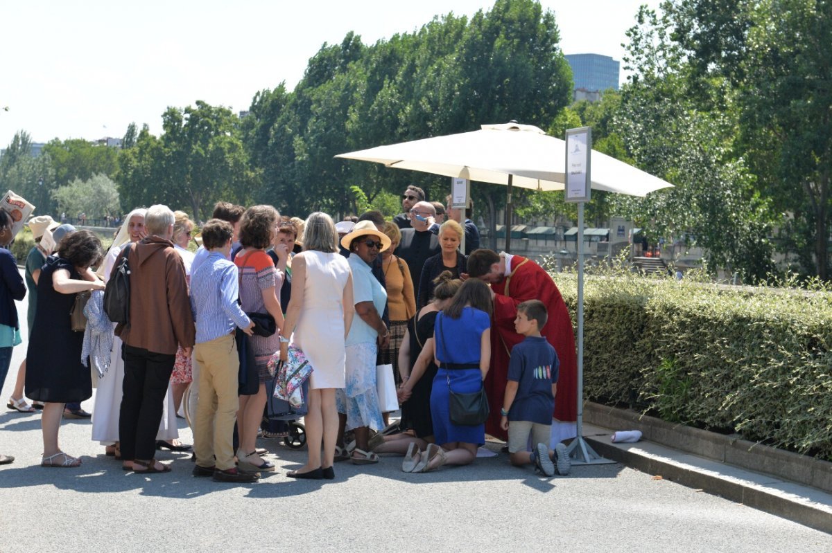 Bénédiction dans les jardins. © Marie-Christine Bertin / Diocèse de Paris.