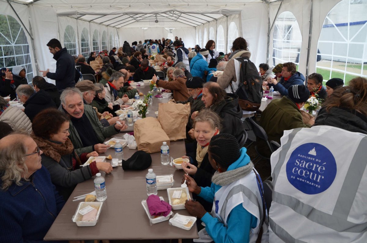 Montée des marches du Sacré-Cœur à l'occasion de la Journée Mondiale (…). © Michel Pourny / Diocèse de Paris.