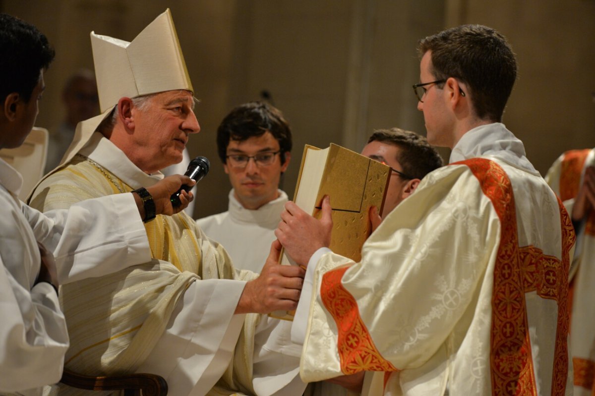 Ordinations diaconales en vue du sacerdoce 2019. Par Mgr Philippe Marsset, évêque auxiliaire de Paris, le 22 septembre 2019 à Saint-Jean-Baptiste de Grenelle. © Marie-Christine Bertin / Diocèse de Paris.