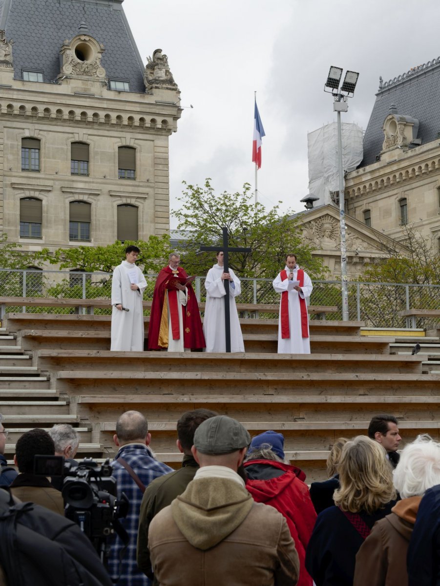 Chemin de croix de Notre-Dame de Paris 2024. © Yannick Boschat / Diocèse de Paris.