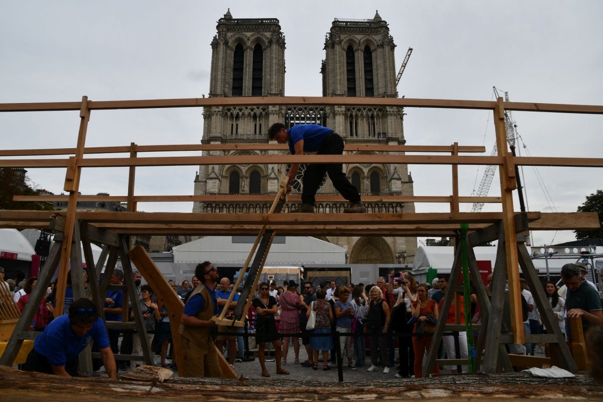 Village du chantier sur le parvis de la cathédrale Notre-Dame de Paris 2023. © Michel Pourny.