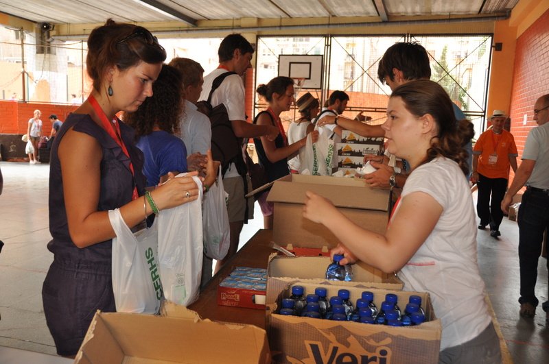 Distribution des repas - Barcelone. © Diocèse de Paris 