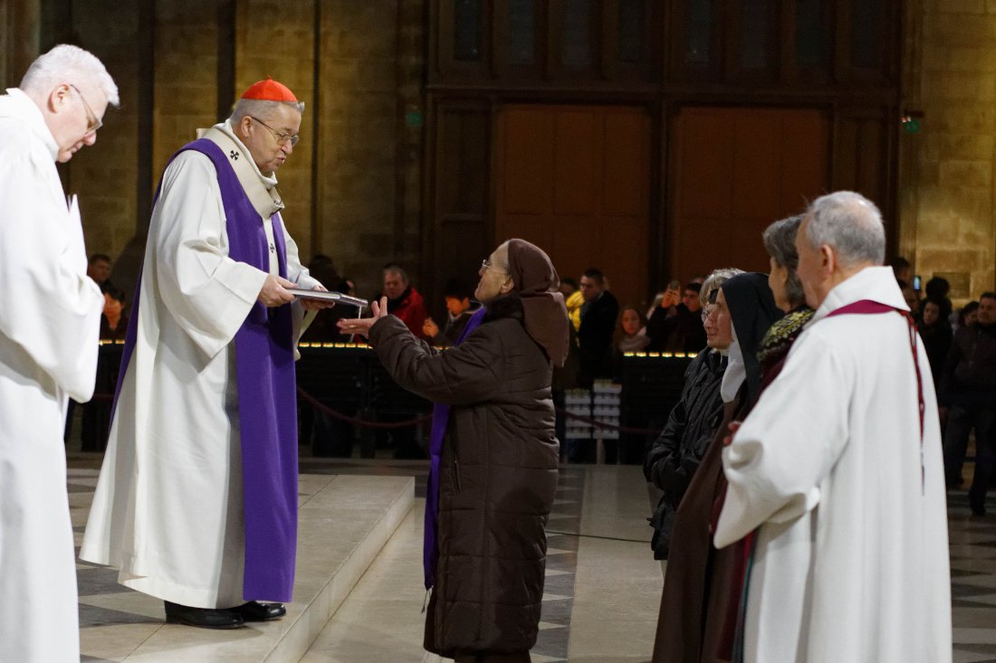 Les registres sont confiés aux communautés contemplatives. © Yannick Boschat / Diocèse de Paris.