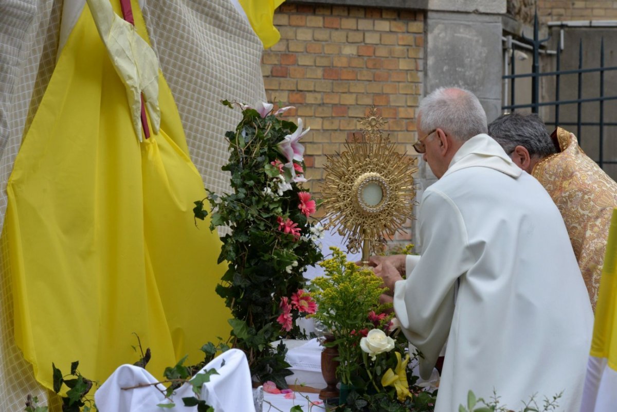 Procession de la Fête-Dieu. © Marie-Christine Bertin / Diocèse de Paris.