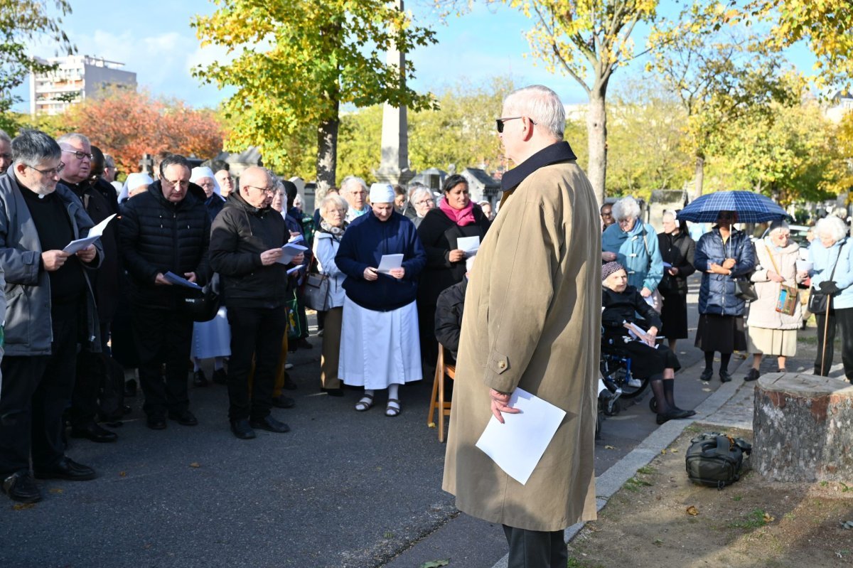 Prière pour les prêtres défunts au cimetière Montparnasse 2025. © Marie-Christine Bertin / Diocèse de Paris.
