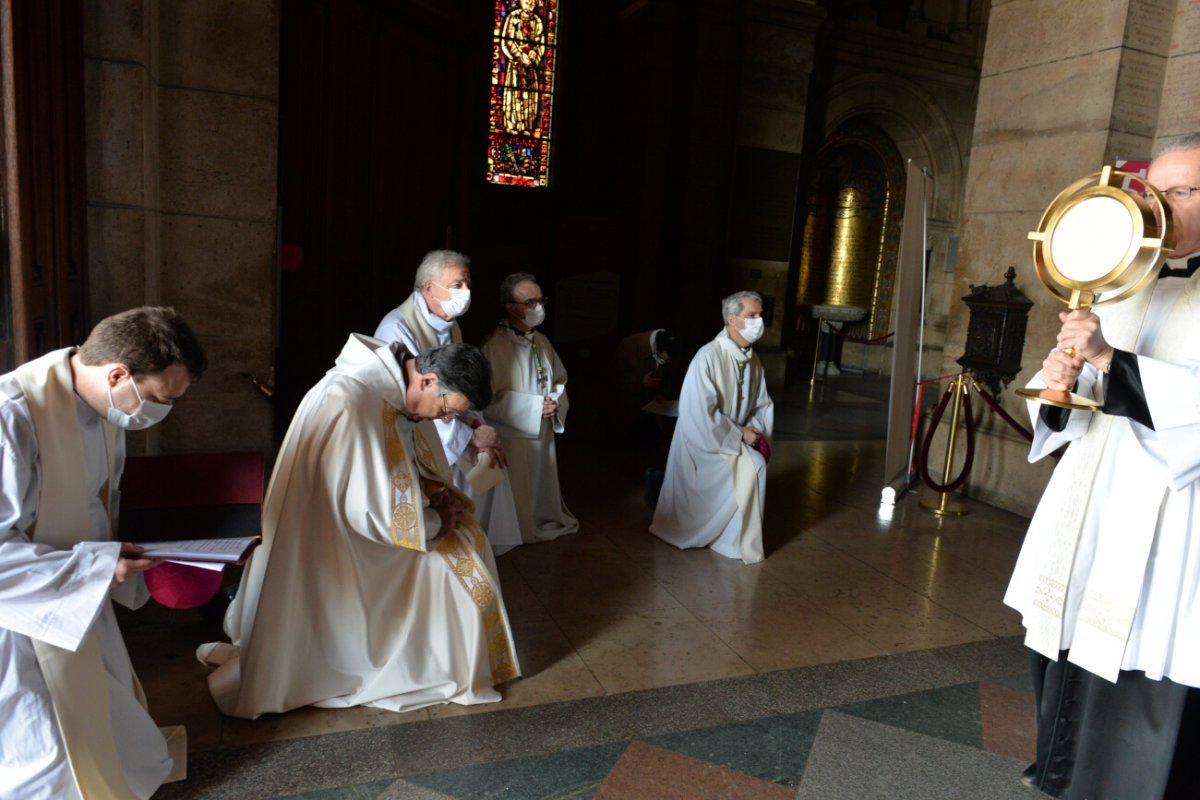 Bénédiction du Saint-Sacrement sur la ville. © Marie-Christine Bertin.