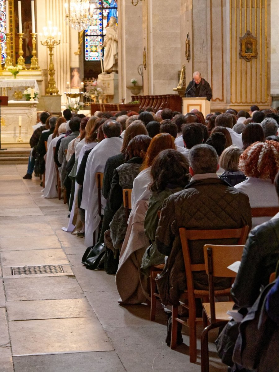 Rassemblement des néophytes à Saint-Louis en l'Île. © Yannick Boschat / Diocèse de Paris.