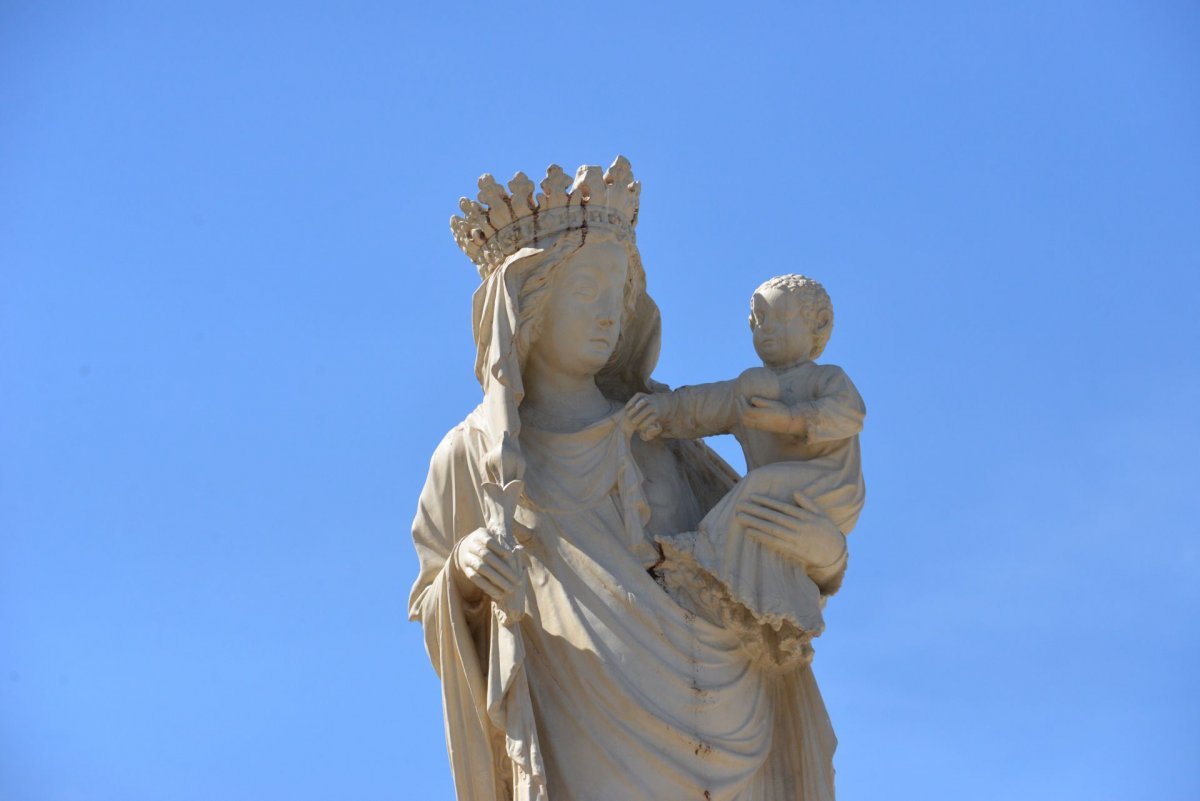 Méditation au pied de la croix avec Charles de Foucauld. © Marie-Christine Bertin / Diocèse de Paris.