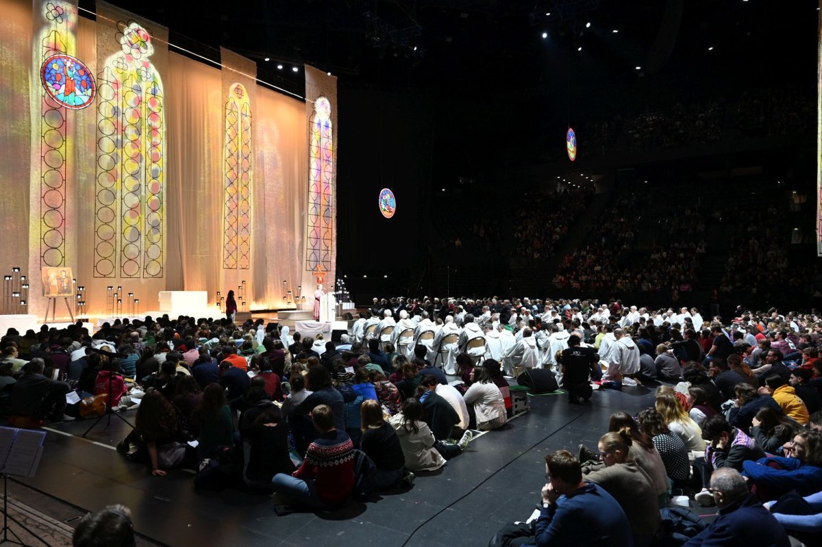 Prière du soir à l'Accor Arena à Bercy. © Marie-Christine Bertin / Diocèse de Paris.