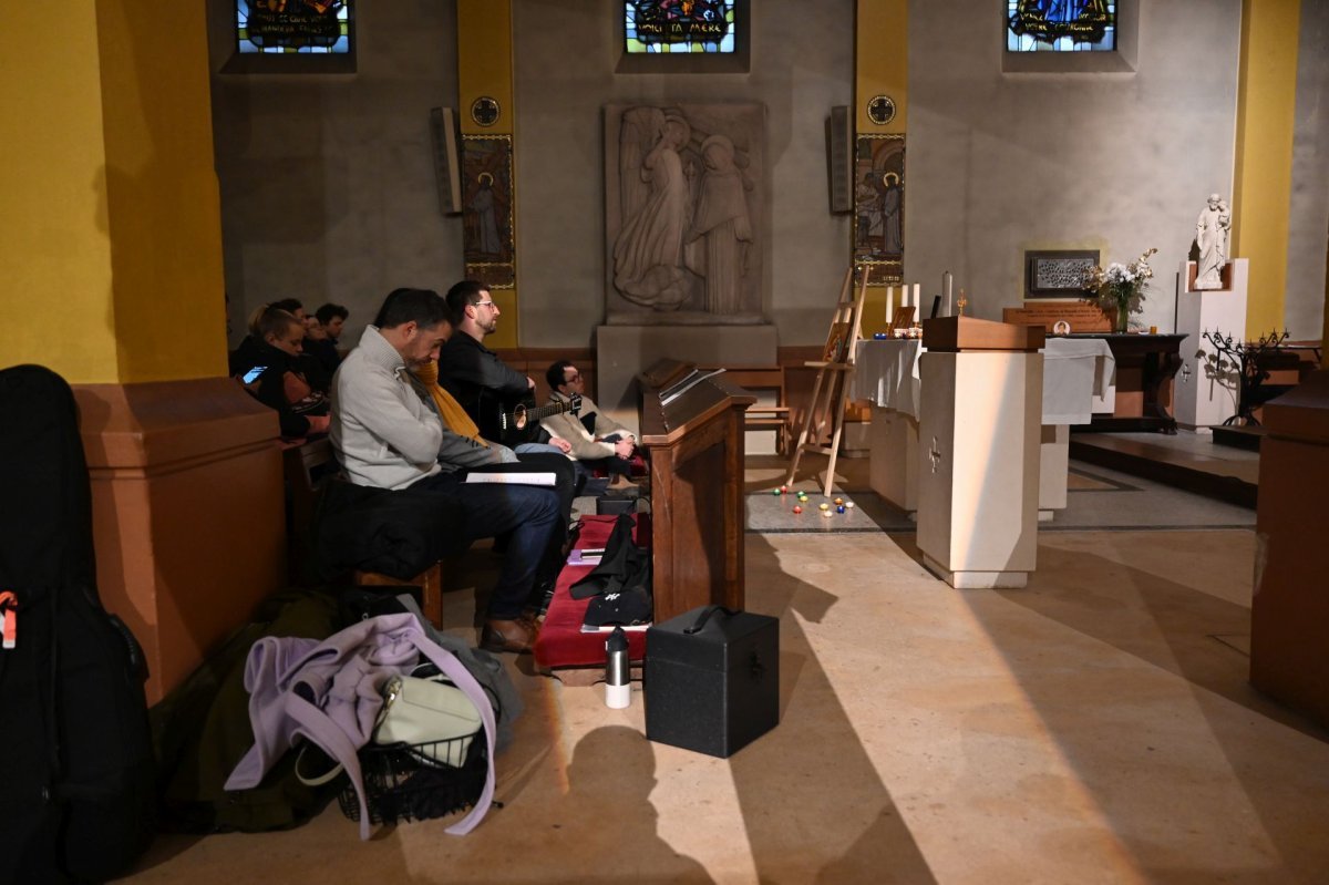 Prière du matin à Saint-Dominique. © Marie-Christine Bertin / Diocèse de Paris.