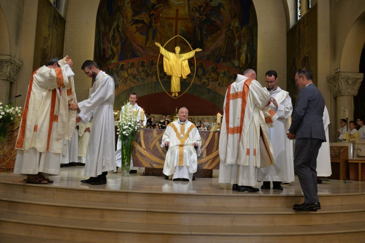 Ordinations diaconales en vue du sacerdoce à Saint-Ferdinand des Ternes (17e). © Marie-Christine Bertin / Diocèse de Paris.