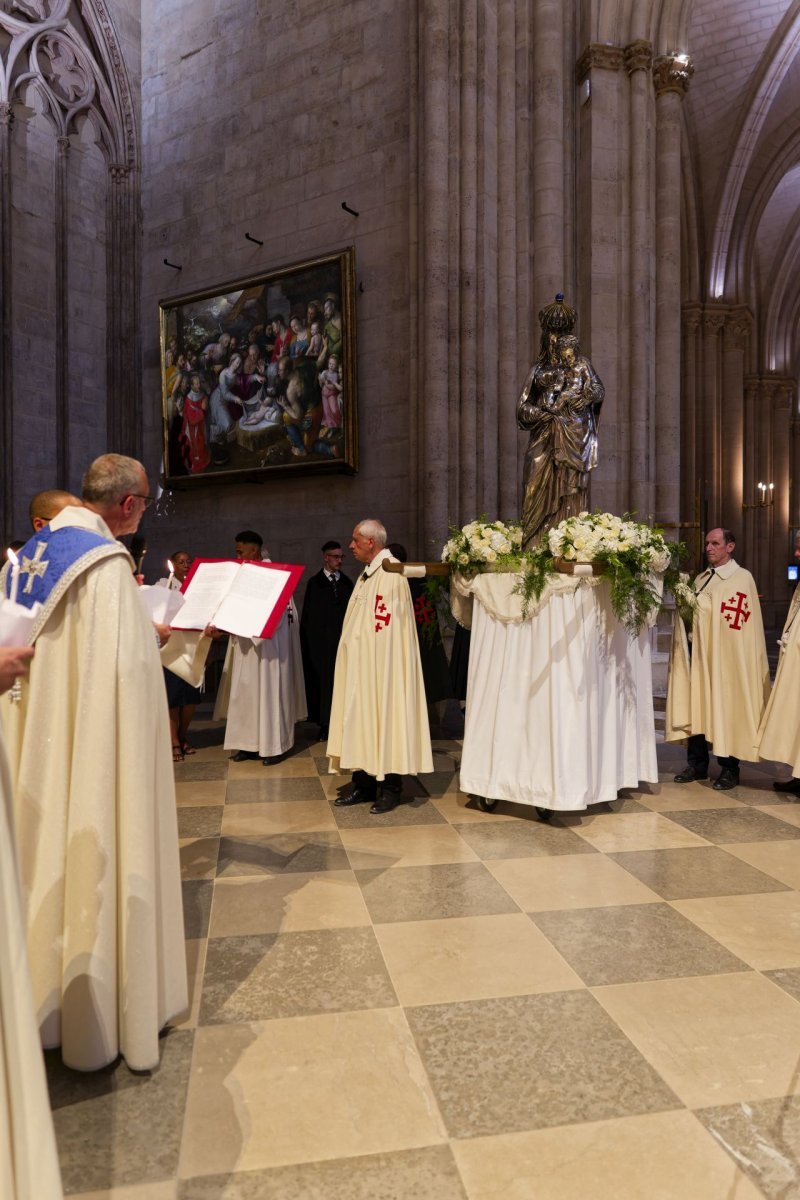 Procession dans la Cathédrale pour l'Assomption 2026. © Yannick Boschat / Diocèse de Paris.