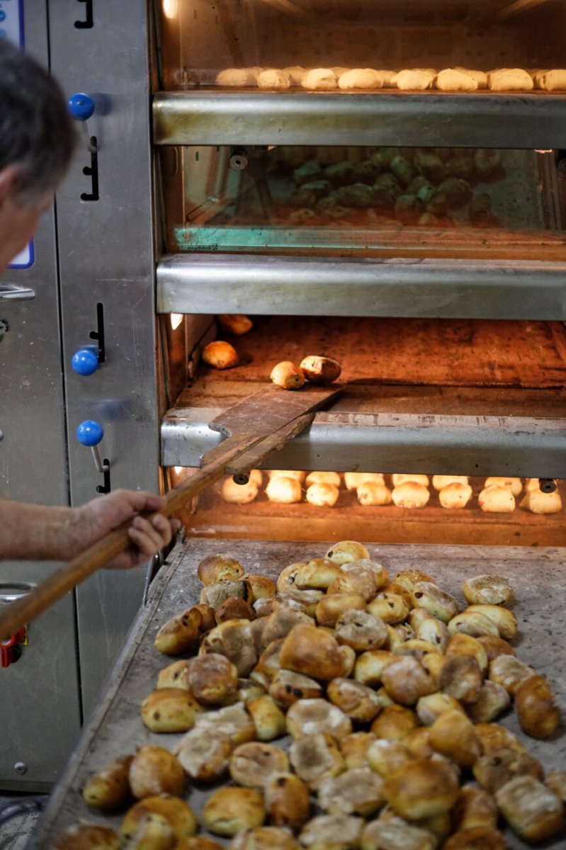 Préparation des petits pains de sainte Geneviève. © Yannick Boschat / Diocèse de Paris.