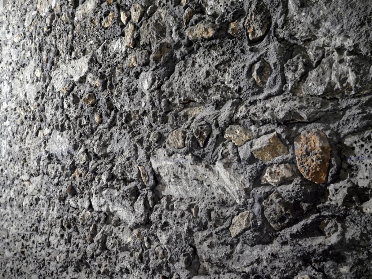 Mur de la prison de la Roquette au Séminaire Saint-Sulpice. © Yannick Boschat / Diocèse de Paris.