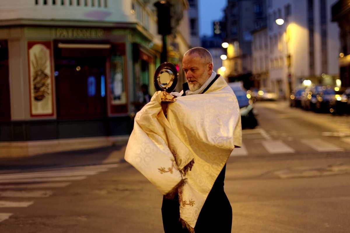 Bénédiction du quartier de Notre-Dame de la Salette. © Trung Hieu Do / Diocèse de Paris.